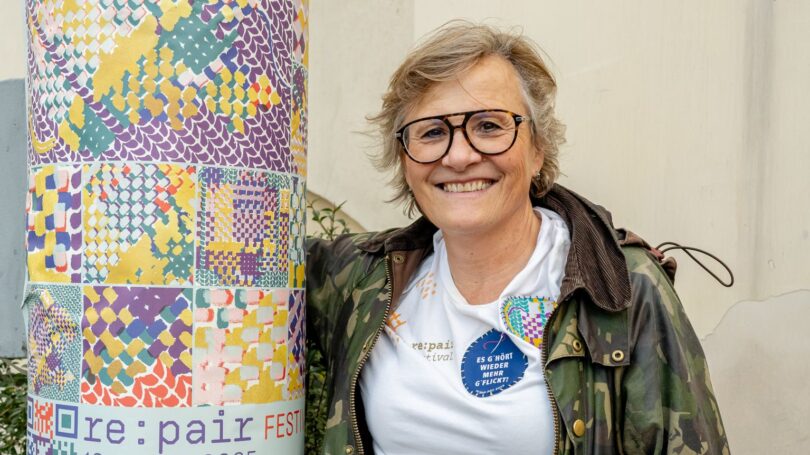 Festivalleiterin Tina Zickler neben dem Festival-Plakat