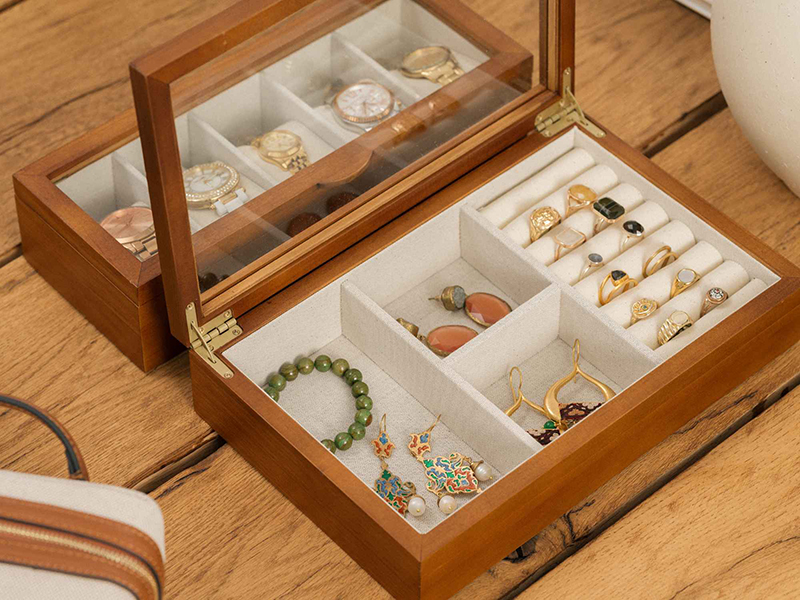 Schmuckschatulle mit Ringen, Ohrringen, Uhren und mehr