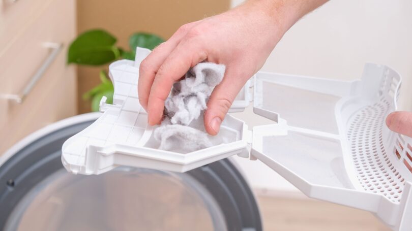 Ein Filter wird von Flusen gereinigt