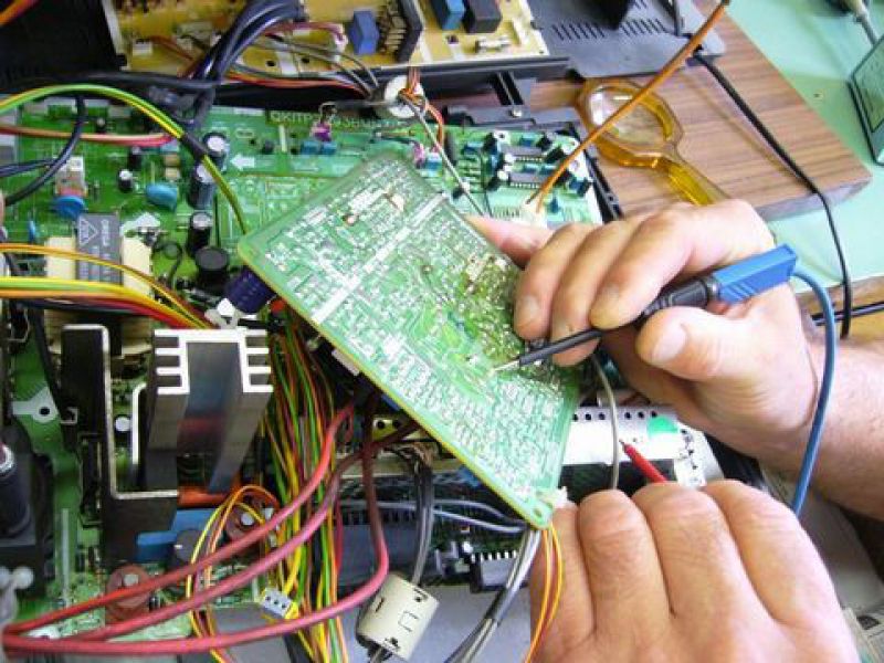 Reparaturarbeit an einem Fernseher