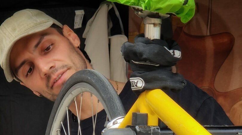 Ein Mann bei der Fahrrad-Reparatur